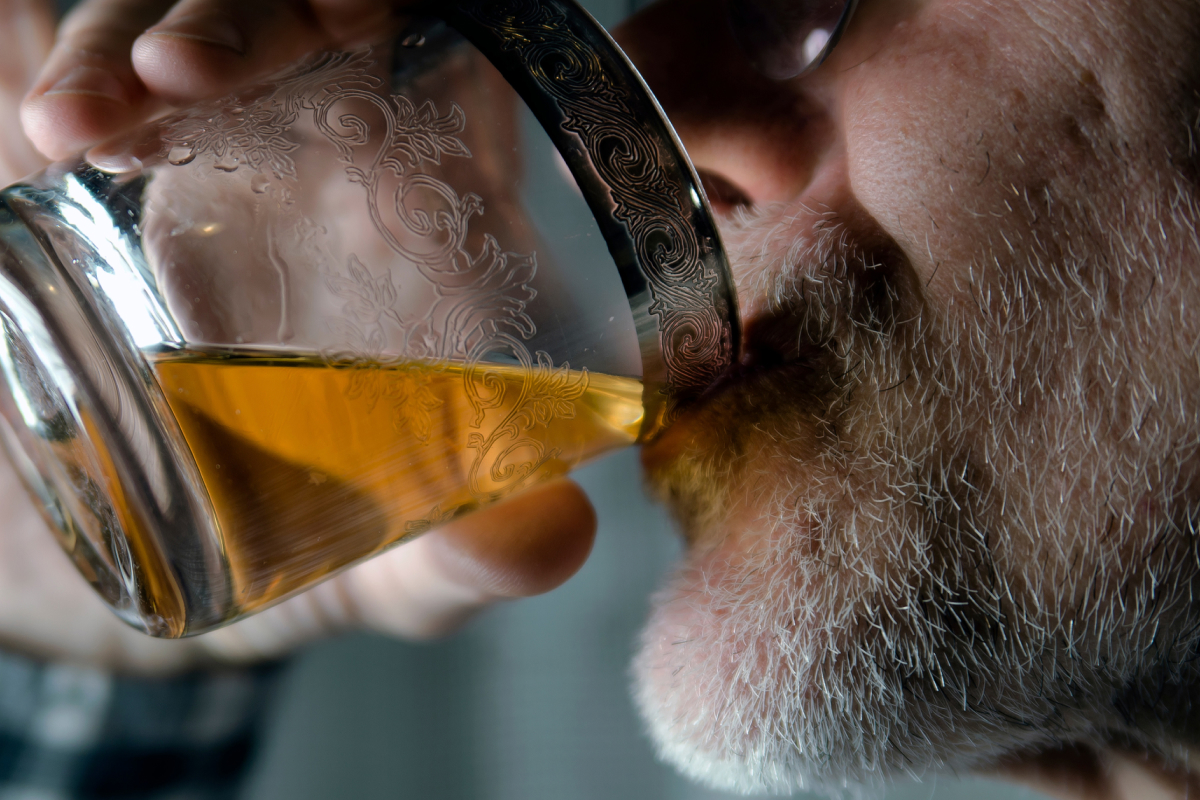 Link between alcohol use and higher risk of oral and throat cancer